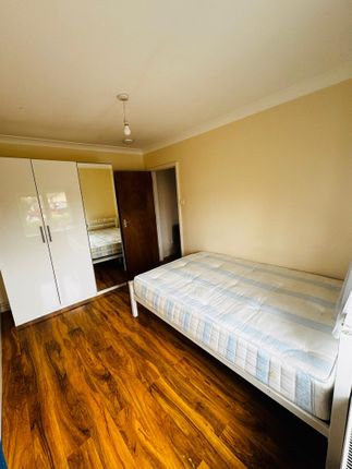 Bedroom flats and apartments to rent in Ilford, Essex