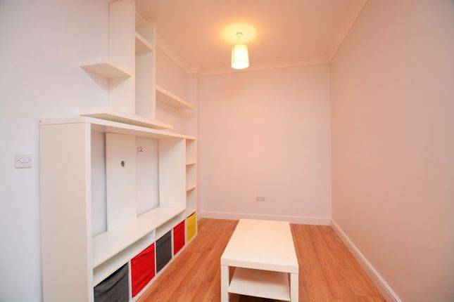 Flat to rent in High Street, Slough