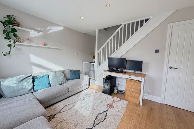 2 Celandine Court, Yateley photo 4