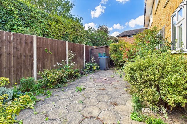 8, Headley Close, West Ewell photo 3