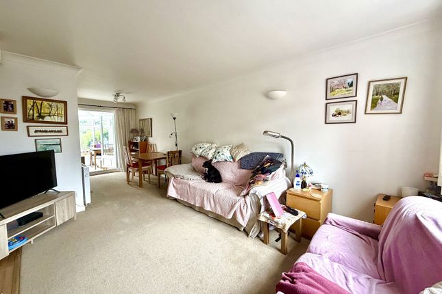15, Hunting Gate Drive, Chessington photo 2