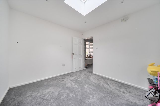 21, Rhineland Way, Bedford photo 4