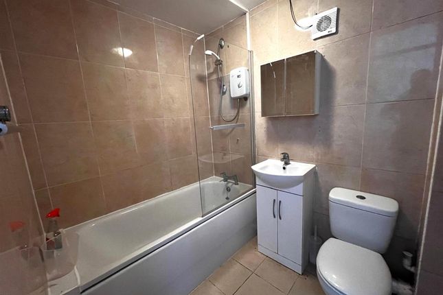 Flat 8, Shelton Court, Slough photo 5