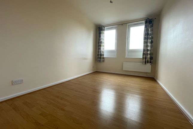 Flat to rent in High Street, St. Neots