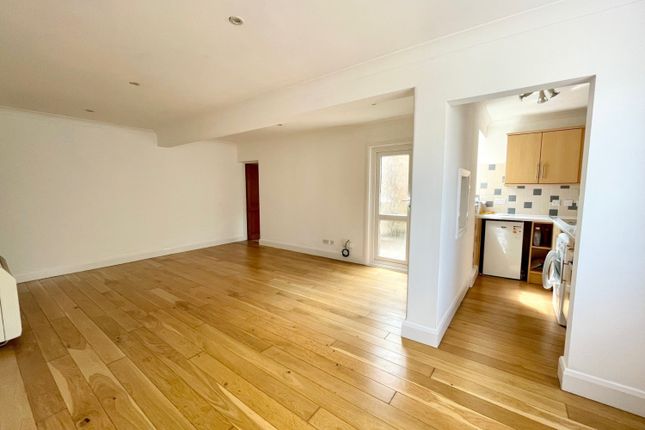 14, Runnymede Court, Egham photo 2
