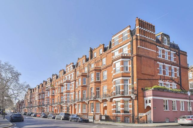 2-bed flat on x, Chelsea, £700,000