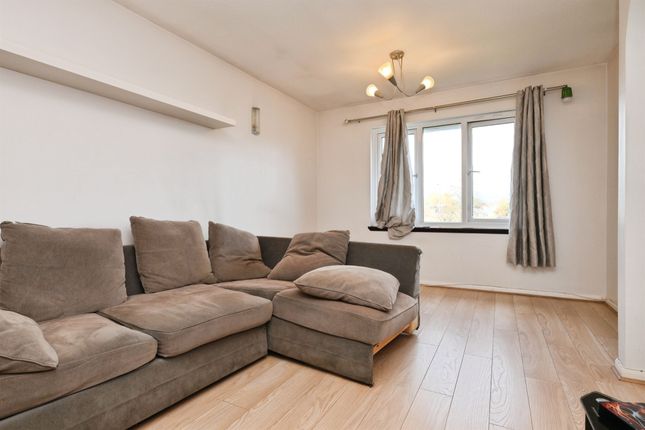 37, Aylets Field, Harlow photo 4