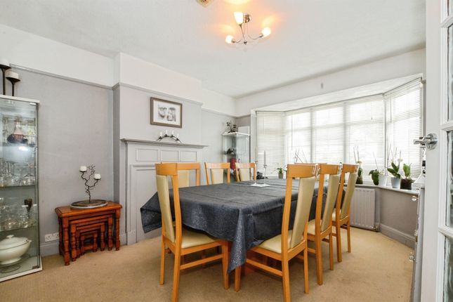 27, Lavinia Avenue, Watford photo 3