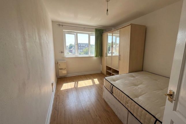 BATH ROAD, COLNBROOK, SLOUGH photo 3