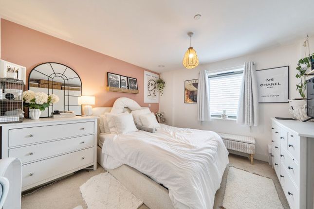 Flat Ten at One Hundred and Thirty Three, Kingsway, Hove photo 3