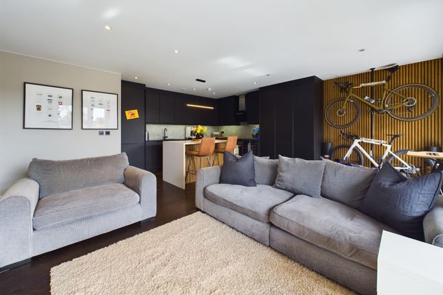 Flat for sale in Lion Court, Isleworth