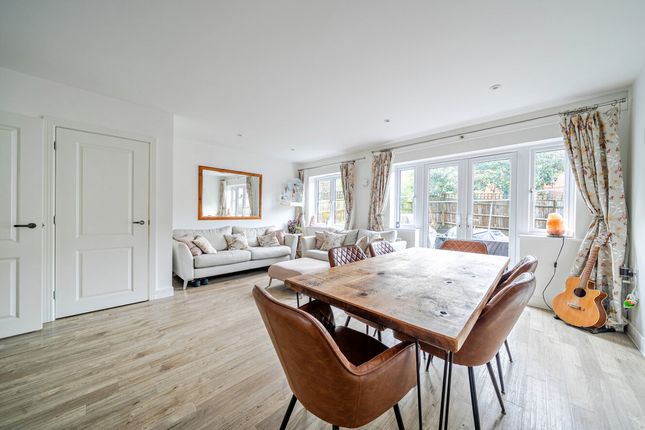14, Field End, Billingshurst photo 2