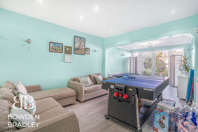 115 Highwood Gardens, Clayhall photo 4
