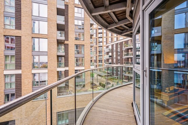 Flat for sale in Bridges Court, London