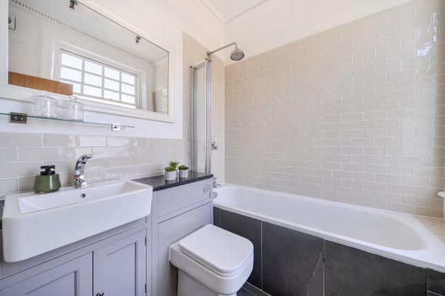 Flat 3, 235, Upper Richmond Road, London photo 4