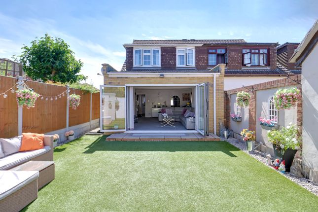 2, Durrants Close, Rainham photo 2