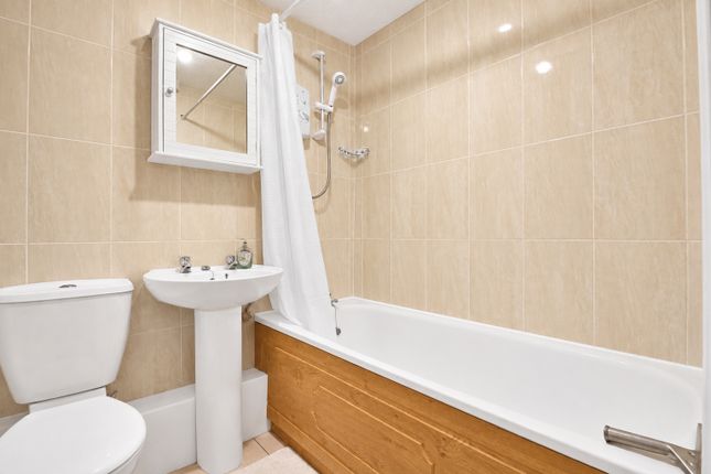 Flat 8 Rivercourt,, Beeches Road, Gloucestershire photo 4
