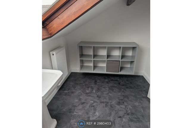 Flat, Gorton Road, Stockport photo 3