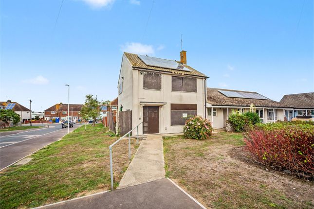 3-bed terraced on 32, Manor Close, Queenborough, £148,000