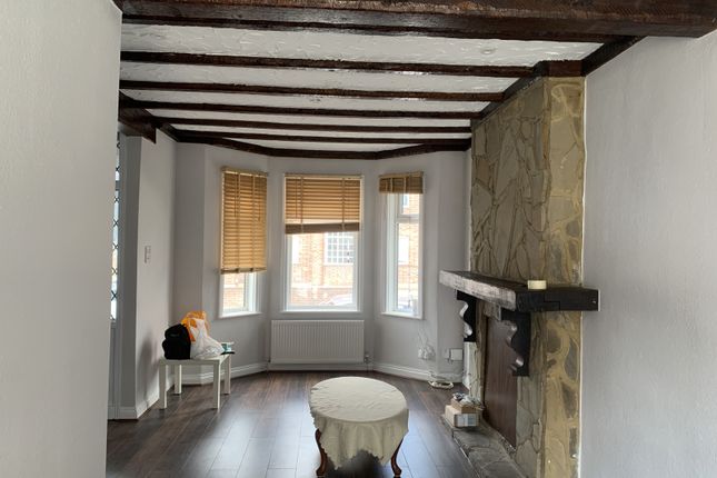 124 Masons Avenue, Harrow photo 2