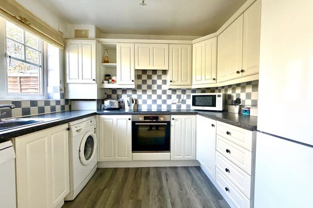 26, Woodall Close, Chessington photo 3