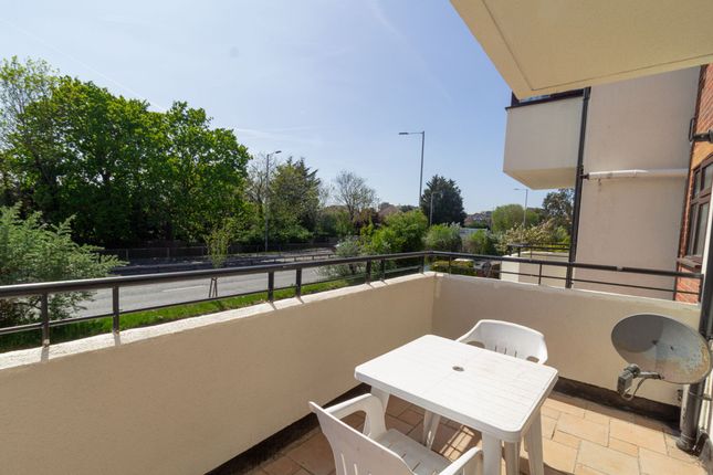 14 Eaton Court, Edgware photo 2