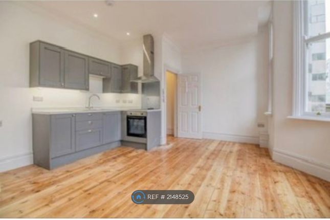 Flat to rent in High Street, Southampton