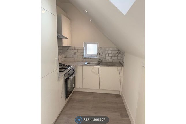 Studio flat on Second Floor Flat, St James Road, Sutton, £1,500/mo