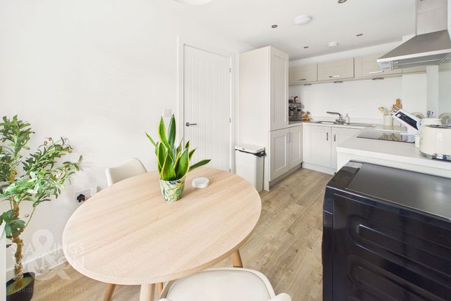 29 Kestrel Road, Great Yarmouth photo 3