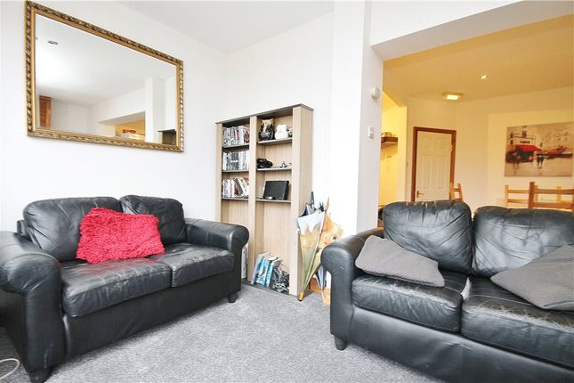 Room 6, 85, School Lane, Surrey photo 4