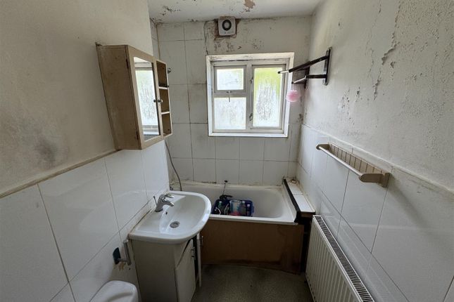 215, Beverley Drive, Edgware photo 4