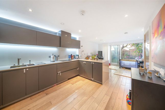 7, Sir Alexander Close, London photo 2