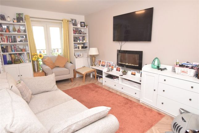 67, Whitehall Green, West Yorkshire photo 3