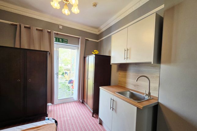 1-bed flat on Bushey Grove Road, Bushey Watford , £4,983/mo