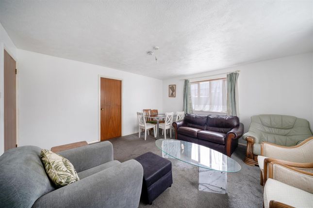31, Birchwood Close, Morden photo 2