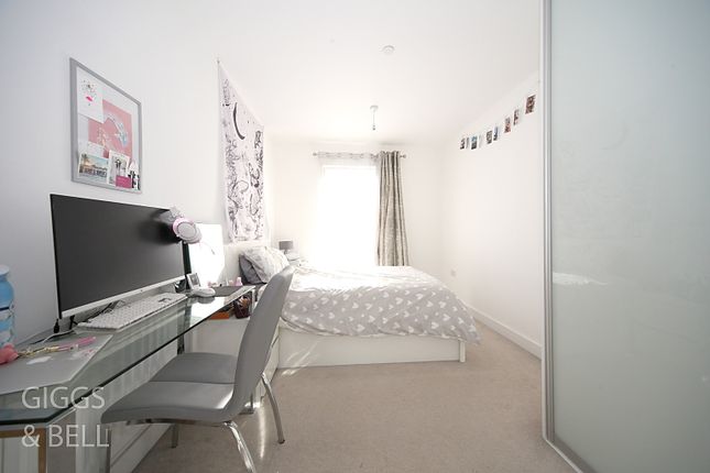 Flat for sale in Stirling Drive, Luton, Bedfordshire