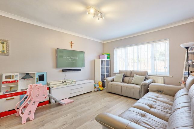 8, Medlar Drive, South Ockendon photo 2