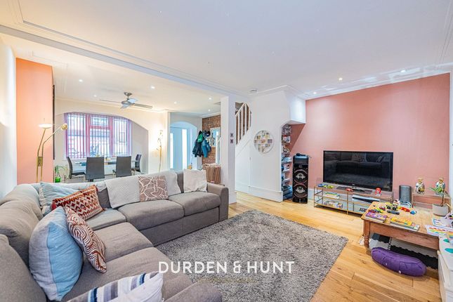 52 Westminster Gardens, Barking photo 3