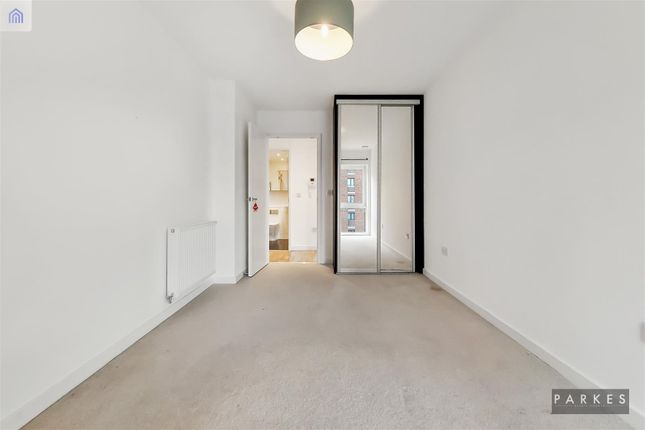 Flat to rent in Lakeside Drive, Park Royal, London