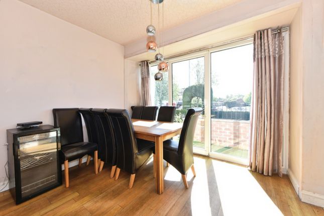 33, Queensgate Drive, Oldham photo 2