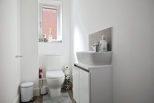 31, Anchitel Green, Leamington Spa photo 4