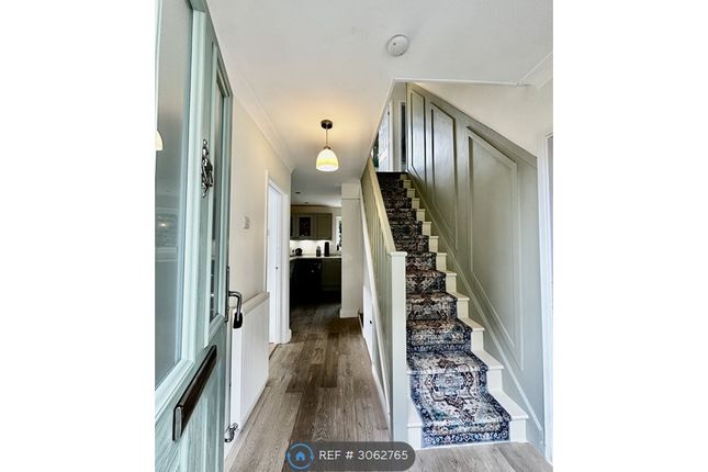 Willow Way, Farnham photo 3