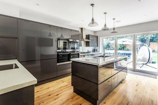 4 Hazelway Close, Leatherhead photo 2