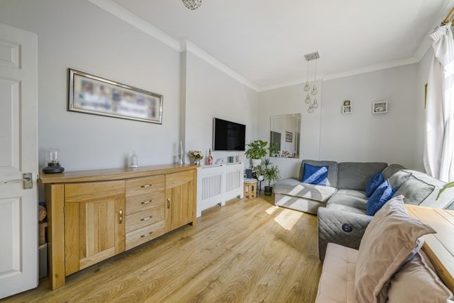Flat 25, 23 Rydens Avenue, Walton-on-Thames photo 2