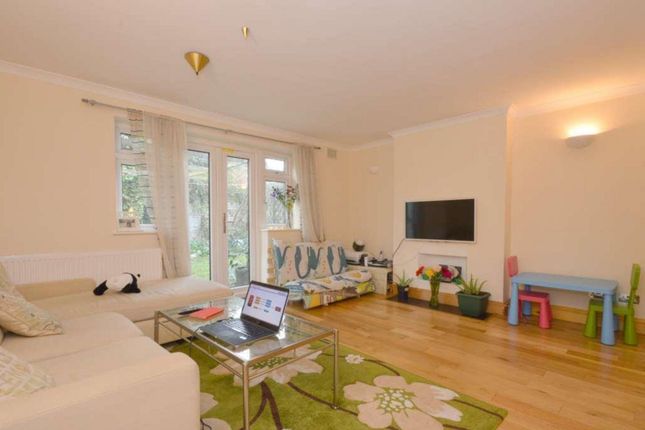 24 Dolphin Court, Dolphin Close, Surbiton photo 3