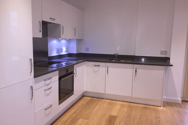 Flat to rent in The High Street, Brentford, London