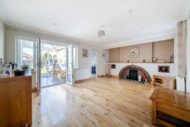 4, Lois Drive, Shepperton photo 2