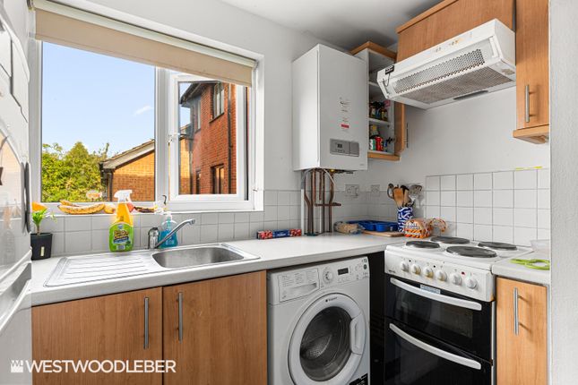 109, Parrotts Field, Hoddesdon photo 2
