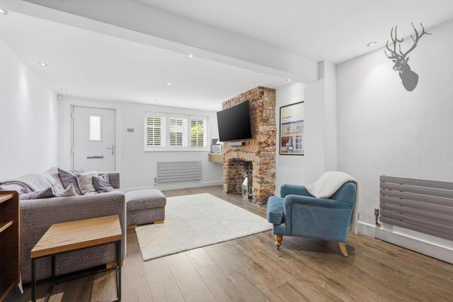 5 Lambourne Square, Romford photo 3