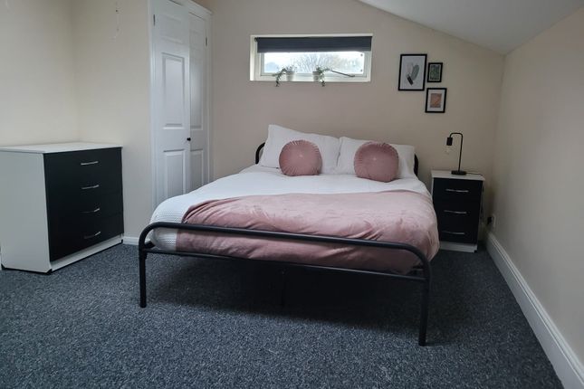 Room to rent in Belmont Park Road, London